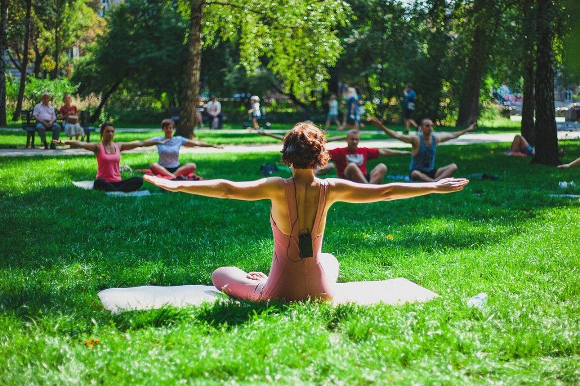 mujer haciendo yoga en un parque