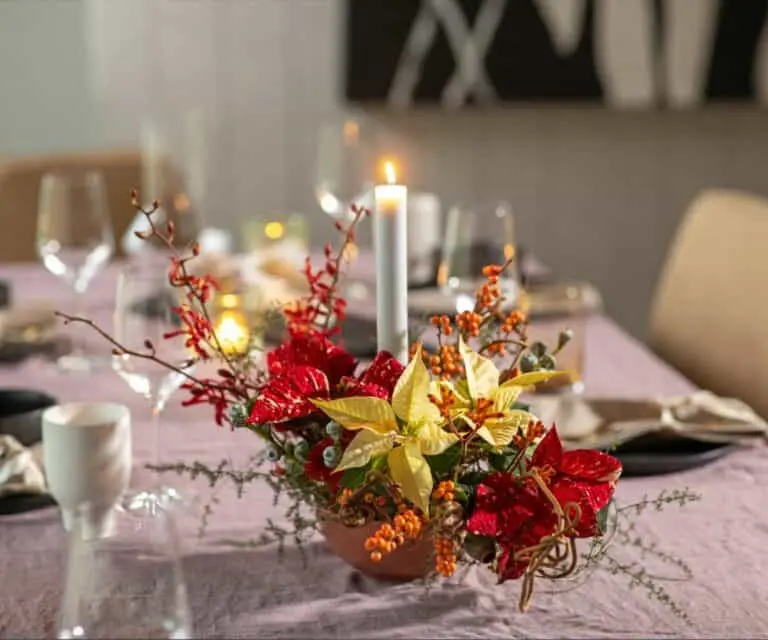 decoracion-con-flores-de-pascua-cortadas